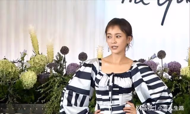 楊祐寧補辦婚禮,左手牽媳婦右手抱1歲小女兒,婚宴現場眾星雲集