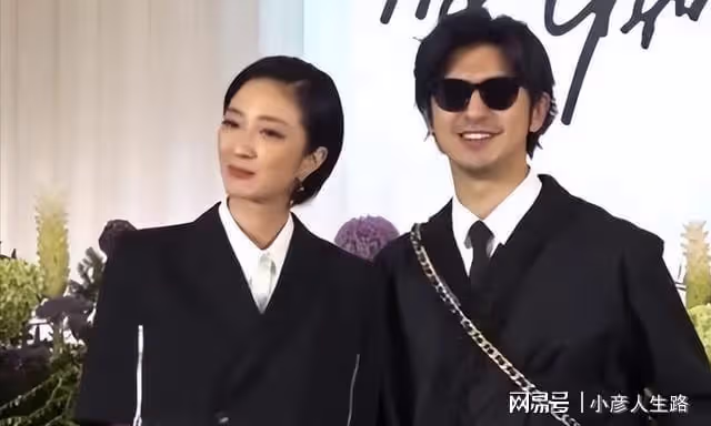 楊祐寧補辦婚禮,左手牽媳婦右手抱1歲小女兒,婚宴現場眾星雲集