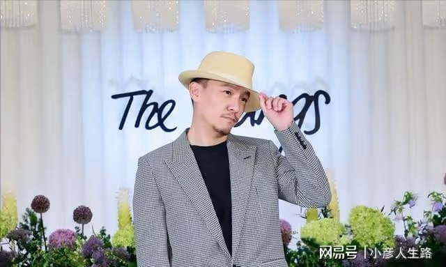楊祐寧補辦婚禮,左手牽媳婦右手抱1歲小女兒,婚宴現場眾星雲集