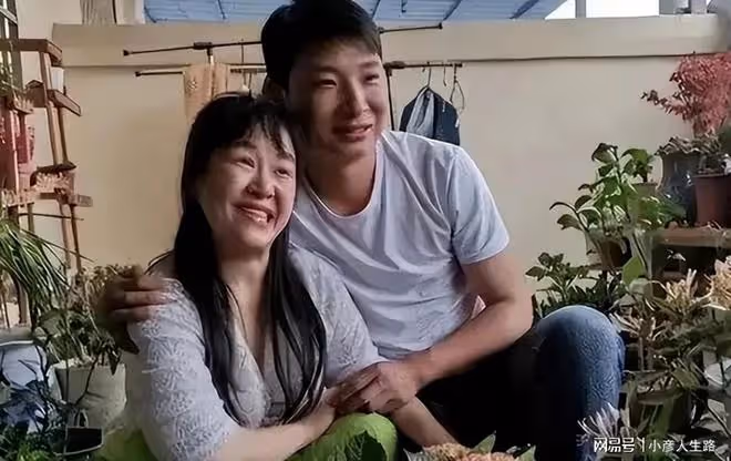 楊櫧策稱余秀華拿殘疾當通行證,直言她德不配位,給文學圈子丟人