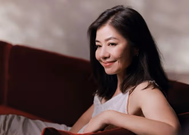 62歲女神鍾楚紅復出拍廣告!笑容甜美酒窩搶鏡,被指撞臉陳妍希