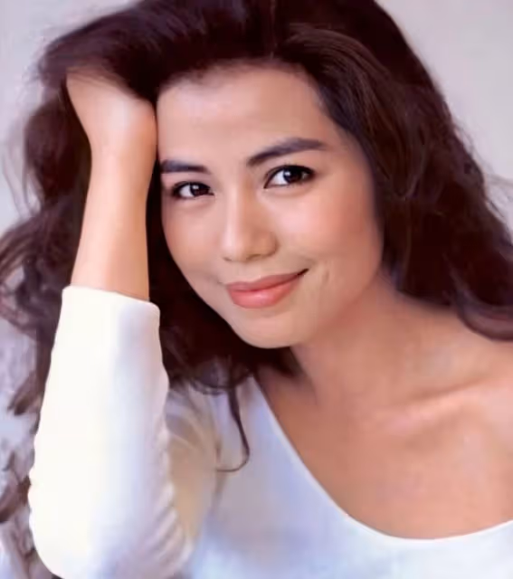 62歲女神鍾楚紅復出拍廣告!笑容甜美酒窩搶鏡,被指撞臉陳妍希
