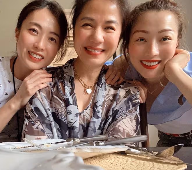 62歲女神鍾楚紅復出拍廣告!笑容甜美酒窩搶鏡,被指撞臉陳妍希