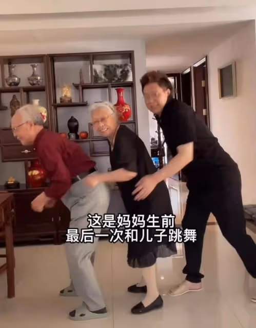 主持人王為念痛憶亡母,母親去世周年攜兒孫悼念,難掩悲痛引淚目