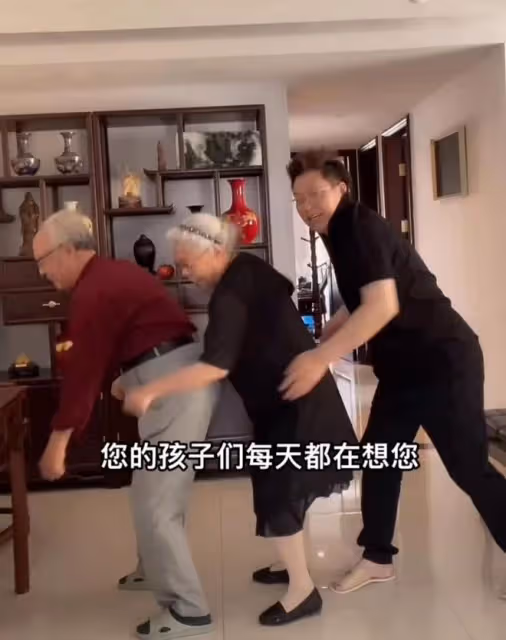 主持人王為念痛憶亡母,母親去世周年攜兒孫悼念,難掩悲痛引淚目