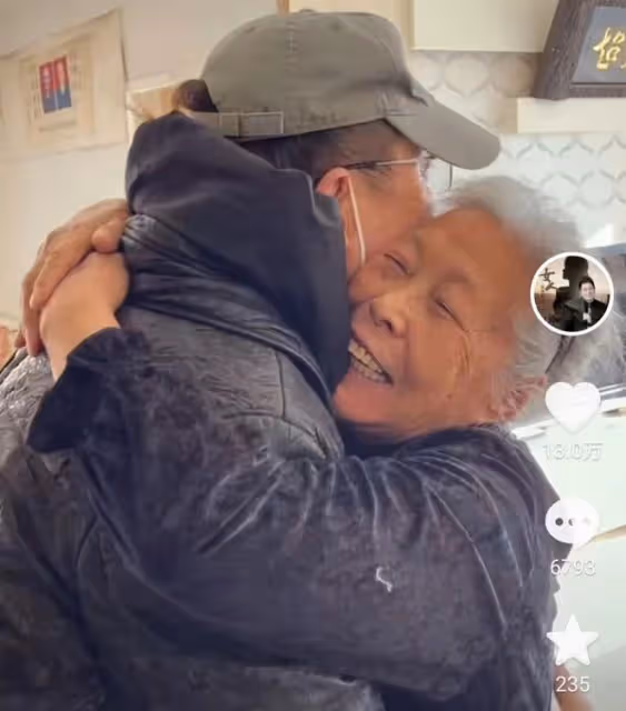 主持人王為念痛憶亡母,母親去世周年攜兒孫悼念,難掩悲痛引淚目