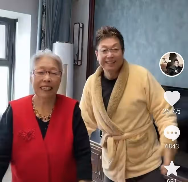 主持人王為念痛憶亡母,母親去世周年攜兒孫悼念,難掩悲痛引淚目