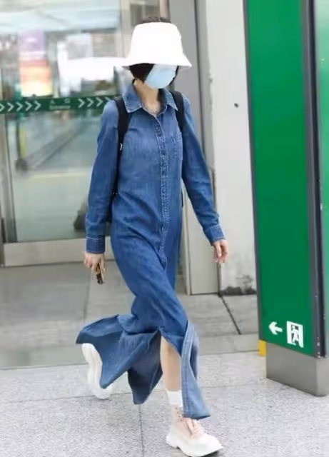 魯豫現身機場盡顯老態,腋下皮膚勒出多層褶皺,骷髏身材令人擔憂