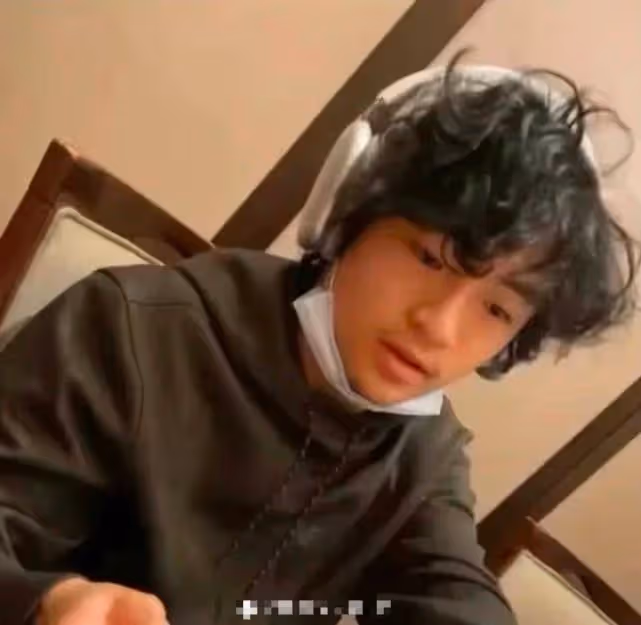 謝振軒近照曝光褒貶不一,被大眾質疑更像蘇有朋,長相也越來越差