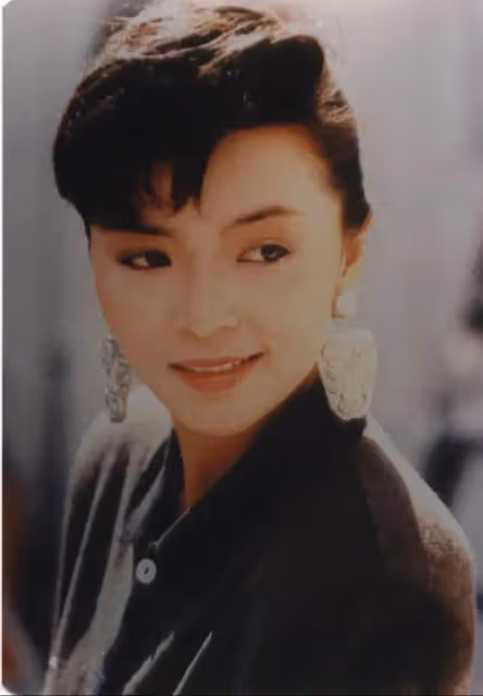 「最美小龍女」陳玉蓮近況曝光,「純素顏」依舊氣質優雅,62歲單身一人,網友:難怪讓周潤發著迷
