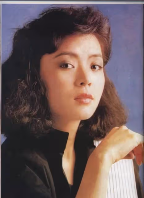 「最美小龍女」陳玉蓮近況曝光,「純素顏」依舊氣質優雅,62歲單身一人,網友:難怪讓周潤發著迷