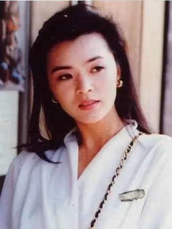 「最美小龍女」陳玉蓮近況曝光,「純素顏」依舊氣質優雅,62歲單身一人,網友:難怪讓周潤發著迷