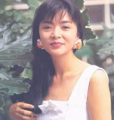 「最美小龍女」陳玉蓮近況曝光,「純素顏」依舊氣質優雅,62歲單身一人,網友:難怪讓周潤發著迷