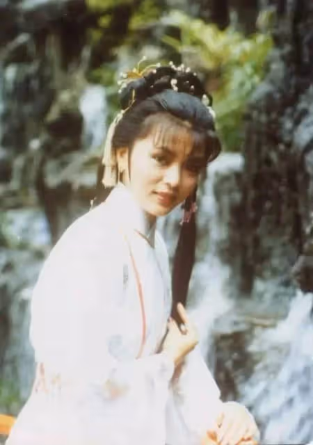「最美小龍女」陳玉蓮近況曝光,「純素顏」依舊氣質優雅,62歲單身一人,網友:難怪讓周潤發著迷