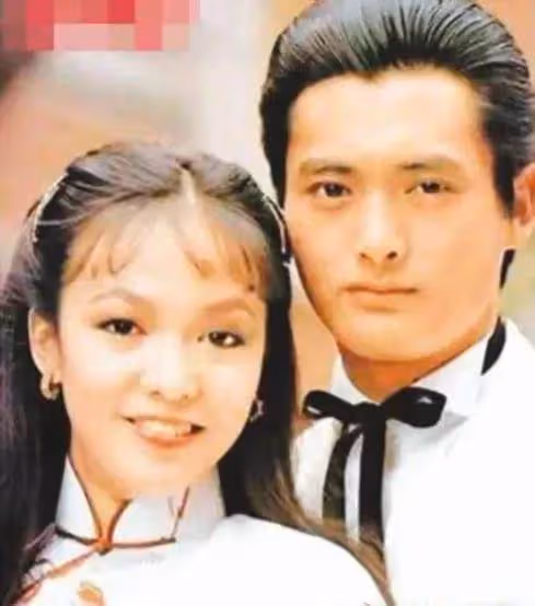 「最美小龍女」陳玉蓮近況曝光,「純素顏」依舊氣質優雅,62歲單身一人,網友:難怪讓周潤發著迷