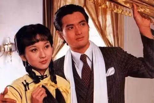 「最美小龍女」陳玉蓮近況曝光，「純素顏」依舊氣質優雅，62歲單身一人，網友：難怪讓周潤發著迷