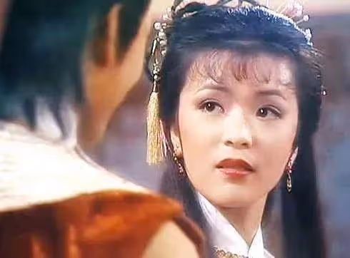 「最美小龍女」陳玉蓮近況曝光，「純素顏」依舊氣質優雅，62歲單身一人，網友：難怪讓周潤發著迷