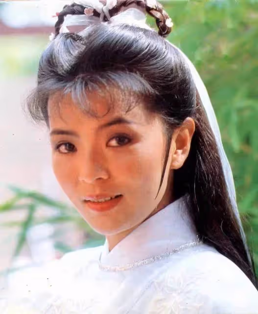 「最美小龍女」陳玉蓮近況曝光，「純素顏」依舊氣質優雅，62歲單身一人，網友：難怪讓周潤發著迷