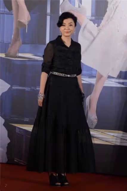 「最美小龍女」陳玉蓮近況曝光，「純素顏」依舊氣質優雅，62歲單身一人，網友：難怪讓周潤發著迷