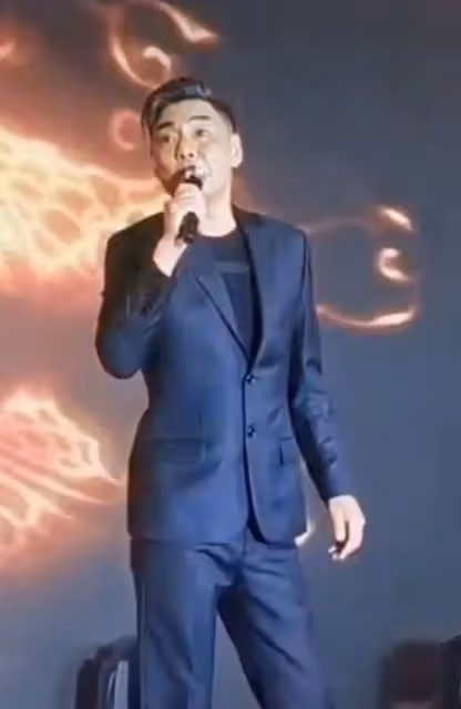 55歲屠洪剛商演撈金,穿2萬元西裝身材健碩,表情誇張青筋暴起
