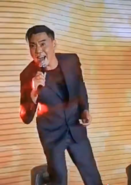 55歲屠洪剛商演撈金,穿2萬元西裝身材健碩,表情誇張青筋暴起