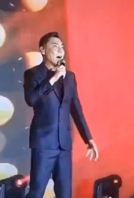 55歲屠洪剛商演撈金,穿2萬元西裝身材健碩,表情誇張青筋暴起