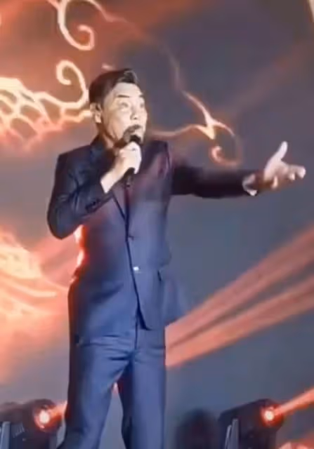 55歲屠洪剛商演撈金,穿2萬元西裝身材健碩,表情誇張青筋暴起
