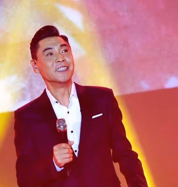 55歲屠洪剛商演撈金,穿2萬元西裝身材健碩,表情誇張青筋暴起
