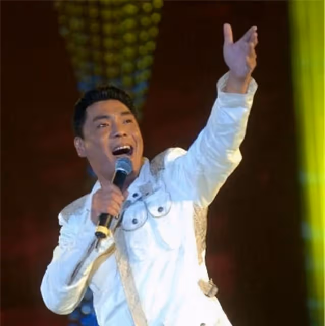 55歲屠洪剛商演撈金,穿2萬元西裝身材健碩,表情誇張青筋暴起