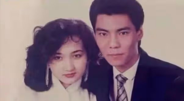 55歲屠洪剛商演撈金,穿2萬元西裝身材健碩,表情誇張青筋暴起