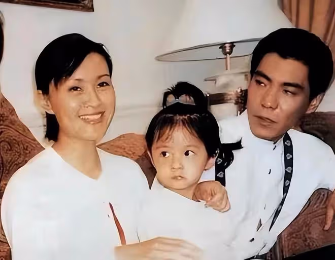 55歲屠洪剛商演撈金,穿2萬元西裝身材健碩,表情誇張青筋暴起