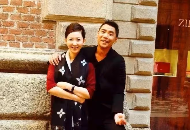 55歲屠洪剛商演撈金,穿2萬元西裝身材健碩,表情誇張青筋暴起