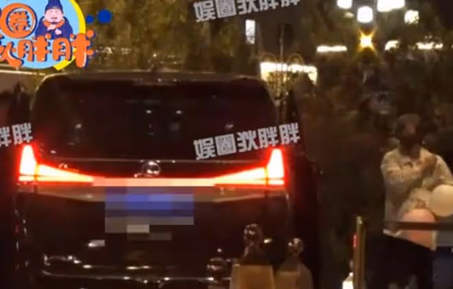 黃渤帶愛妻坐百萬豪車,女方外表年輕靚麗,女兒東張西望好活潑