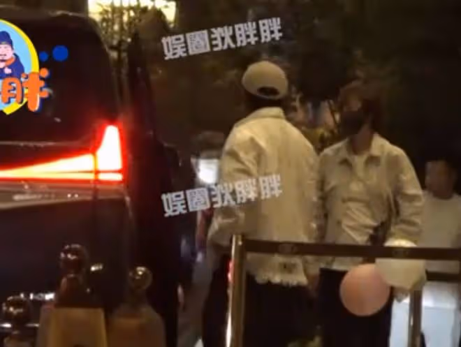 黃渤帶愛妻坐百萬豪車,女方外表年輕靚麗,女兒東張西望好活潑