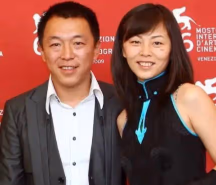 黃渤帶愛妻坐百萬豪車,女方外表年輕靚麗,女兒東張西望好活潑