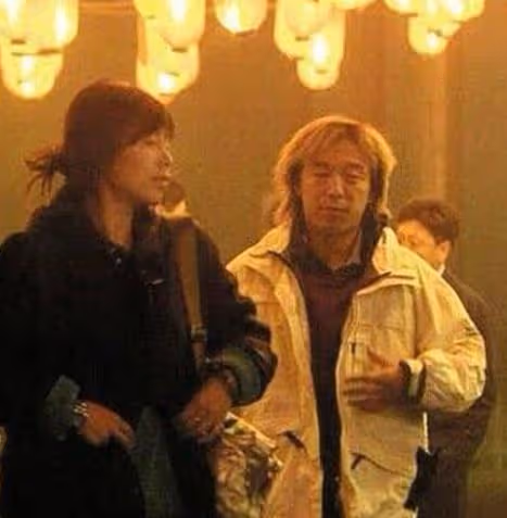 黃渤帶愛妻坐百萬豪車,女方外表年輕靚麗,女兒東張西望好活潑