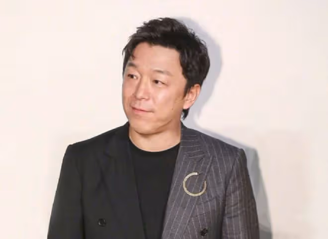 黃渤帶愛妻坐百萬豪車,女方外表年輕靚麗,女兒東張西望好活潑