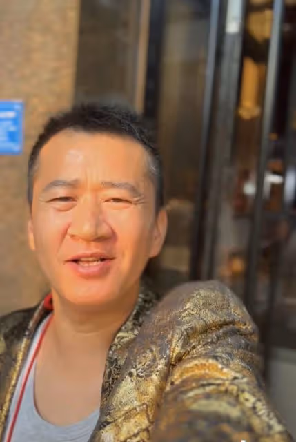李嘉明回應李保田兒子傳聞,笑稱若是父子將坐享其成,言論引爭議