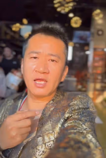 李嘉明回應李保田兒子傳聞,笑稱若是父子將坐享其成,言論引爭議