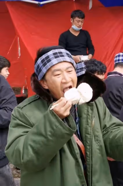 李嘉明回應李保田兒子傳聞,笑稱若是父子將坐享其成,言論引爭議
