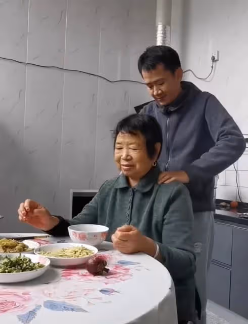 李嘉明回應李保田兒子傳聞,笑稱若是父子將坐享其成,言論引爭議