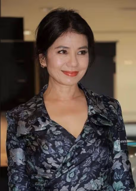 復出拍廣告!62歲鍾楚紅罕見亮相幕前,守寡至今15年身家已過億