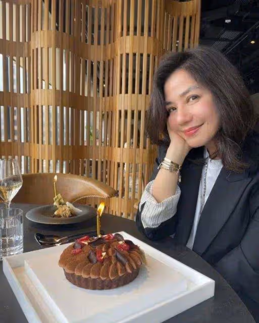 復出拍廣告!62歲鍾楚紅罕見亮相幕前,守寡至今15年身家已過億