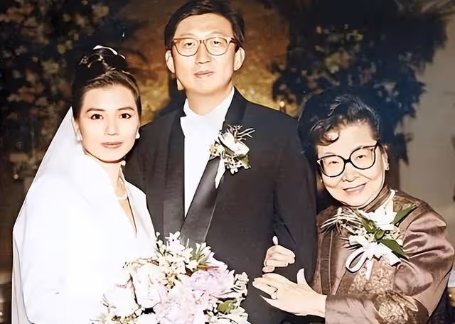 復出拍廣告!62歲鍾楚紅罕見亮相幕前,守寡至今15年身家已過億