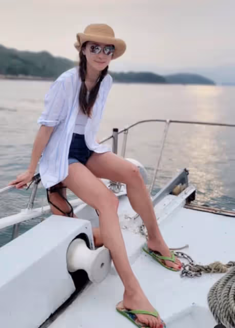 「長孫皇后」童愛玲坐遊艇出海!穿短褲秀長腿,與愛犬游泳太開心
