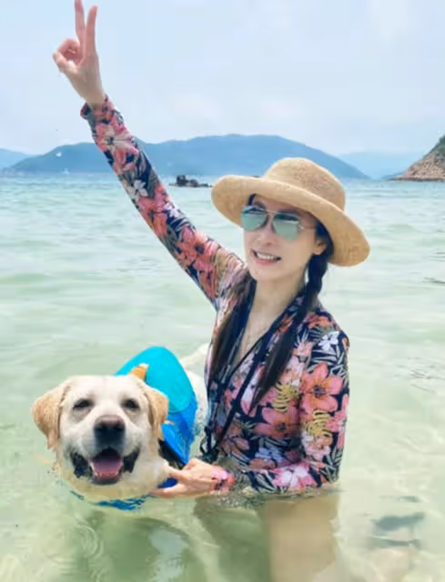 「長孫皇后」童愛玲坐遊艇出海!穿短褲秀長腿,與愛犬游泳太開心