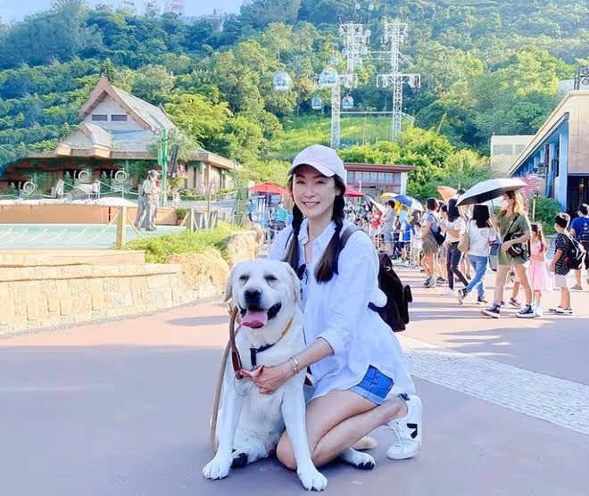 「長孫皇后」童愛玲坐遊艇出海!穿短褲秀長腿,與愛犬游泳太開心