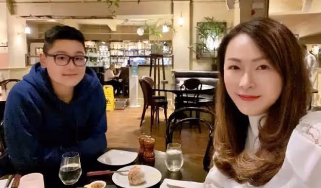 「長孫皇后」童愛玲坐遊艇出海!穿短褲秀長腿,與愛犬游泳太開心