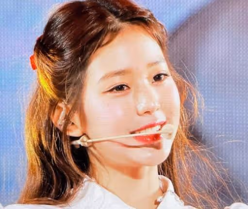 張元英的公主頭造型太美了，在舞台上閃閃發光，水光肌有些難看