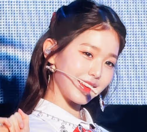 張元英的公主頭造型太美了，在舞台上閃閃發光，水光肌有些難看